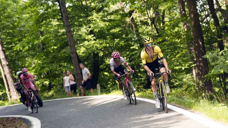 Simon Yates (r) distanziert Richard Carapaz und Isaac del Toro (l) am Colle delle Finestre. - © Fabio Ferrari/undefined/LaPresse/AP/dpa