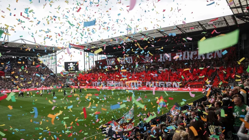 St. Paulis Fans feiern ihre Mannschaft beim Einlaufen. - © Christian Charisius/dpa