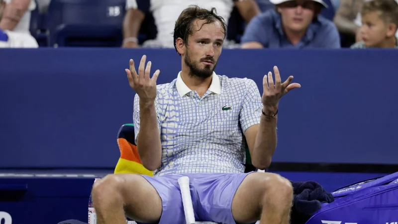 Tennisprofi Medwedew entlud bei den US Open seinen ganzen Frust. - © Adam Hunger/AP/dpa