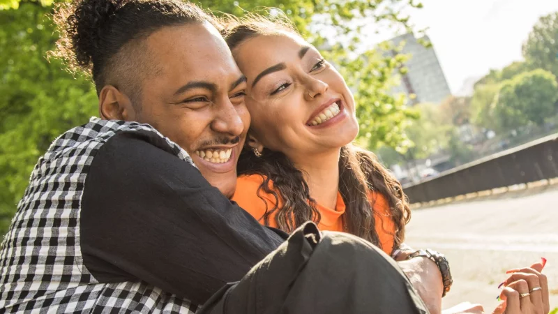 Gemeinsam herzlich lachen - das ist gar nicht so schwer. - © Christin Klose/dpa-tmn