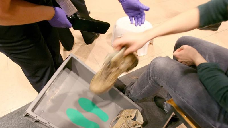 Erleichterung f&uuml;r Reisende: In den USA m&uuml;ssen Passagiere k&uuml;nftig ihre Schuhe nicht mehr ausziehen. - &copy; picture alliance / dpa