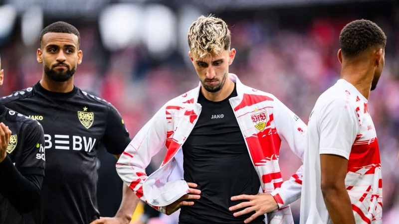 Mit Frust verabschieden sich die Stuttgarter um Kapit&auml;n Atakan Karazor (r) aus Freiburg. - &copy; Tom Weller/dpa