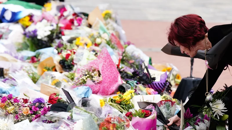 Sharon Osbourne legt zum Gedenken an ihren verstorbenen Mann Blumen in Birmingham nieder. (Archivbild) - &copy; Jacob King/PA Wire/dpa