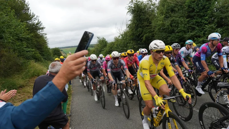 Musste nach einem heftigen Sturz aufgeben: Jasper Philipsen. - © Thibault Camus/AP/dpa