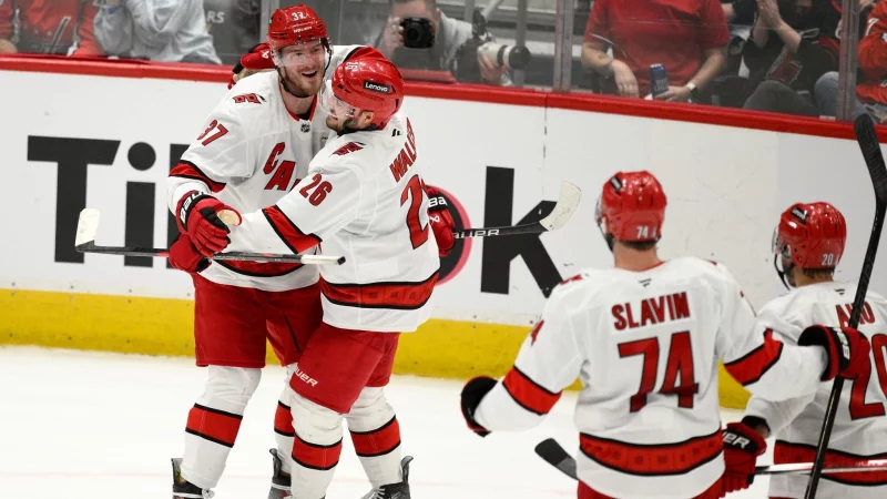 Die Carolina Hurricanes bejubeln den Einzug ins Finale der Eastern Conference. - &copy; Nick Wass/AP/dpa