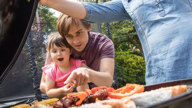 Kinder sollten in der N&auml;he eines Grills nie unbeaufsichtigt sein. - &copy; Christin Klose/dpa-tmn
