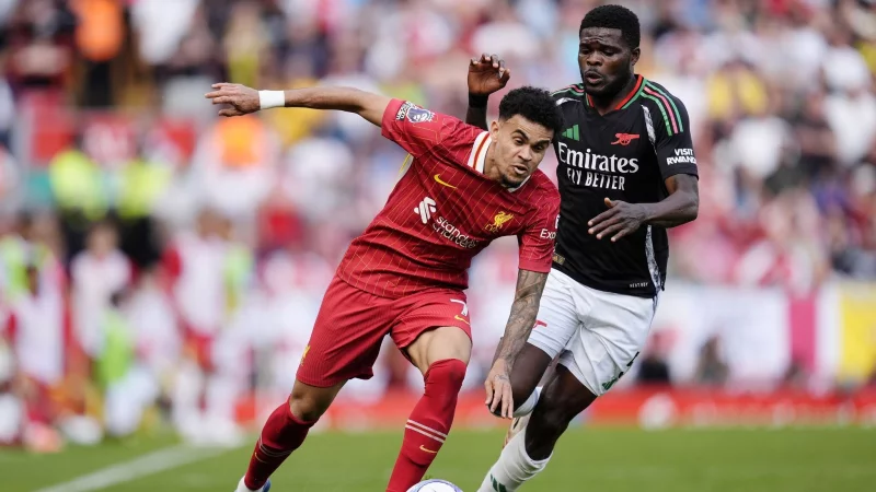 Keine Chance für die Bayern: Luis Díaz (l) soll beim FC Liverpool bleiben. - © Nick Potts/PA Wire/dpa