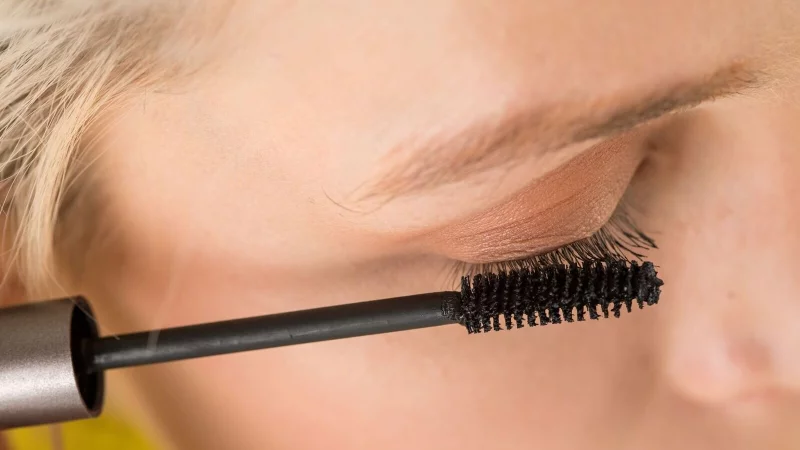 Wasserfest und wischfest: Mascara, Kajal und Eyeliner mit Long-Lasting-Effekt sind bei hohen Temperaturen unverzichtbar. - &copy; Christin Klose/dpa-tmn