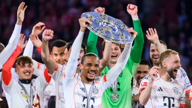 Die Zukunft von Nationalspieler Leroy Sané, hier mit der Meisterschale, ist weiter offen. - © Tom Weller/dpa