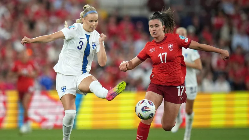 Svenja Fölmli (r) im Duell mit Finnlands Eva Nyström. - © Alessandra Tarantino/AP/dpa