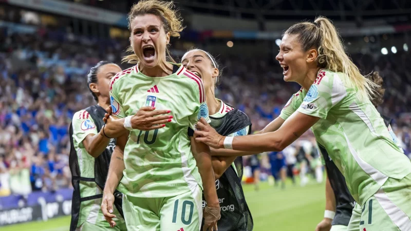 Unbändige Freude: Cristiana Girelli nach ihrem Siegtor in der 90. Minute. - © Martial Trezzini/KEYSTONE/dpa