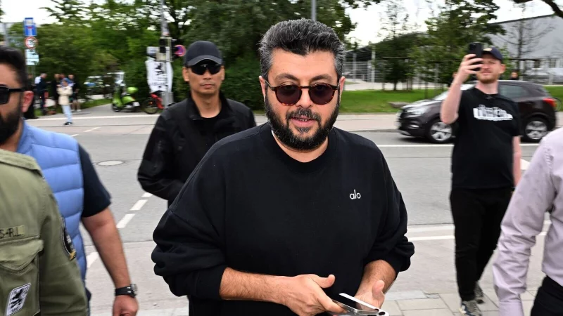 Bleibt womöglich doch bei 1860: Investor Hasan Ismaik. - © Felix Hörhager/dpa