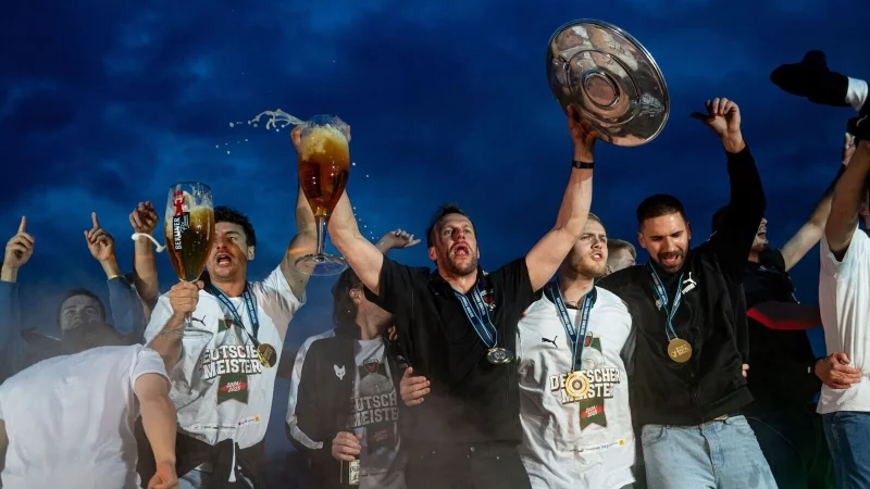 Die Füchse Berlin eskalieren beim Meister-Empfang. - © Fabian Sommer/dpa