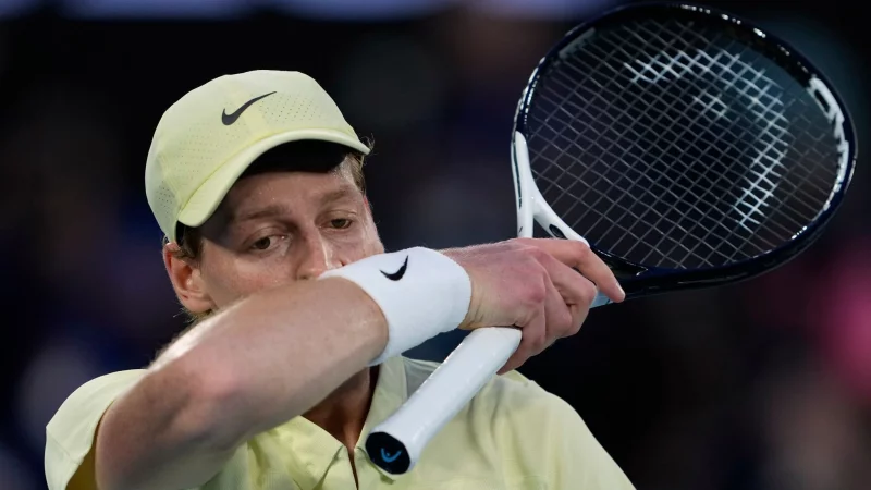 Jannik Sinner im Finale der Australian Open gegen Alexander Zverev. - © Ng Han Guan/AP/dpa