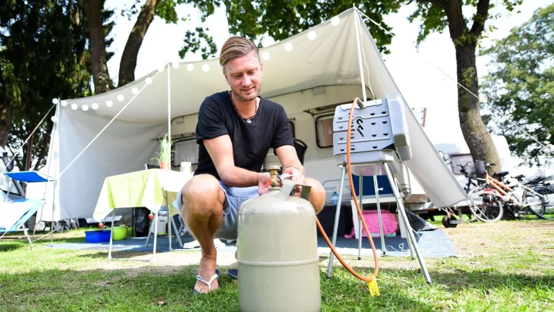 Entspanntes BBQ: Dank verschiedener Sicherheitsfeatures kann man Gasflaschen auch bei sommerlichen Temperaturen problemlos nutzen. - &copy; Tobias Hase/dpa-tmn