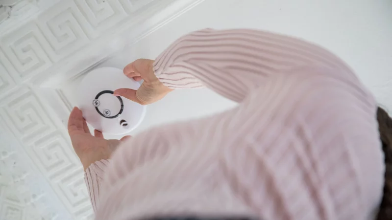 Rauchmelder k&ouml;nnen Eigent&uuml;mer einfach installieren - einmal im Jahr sollte man die Funktionsf&auml;higkeit der Warnger&auml;te &uuml;berpr&uuml;fen. - &copy; Christin Klose/dpa-tmn