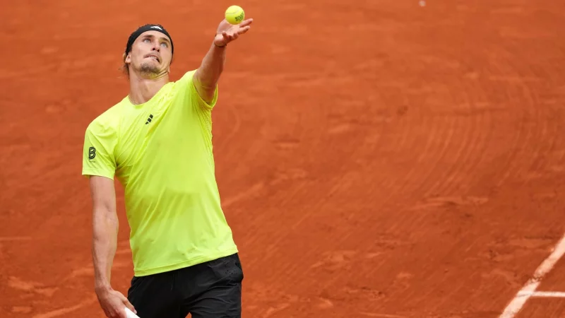 Alexander Zverev hofft, dass die Formkurve in Paris weiter nach oben geht. - © Aurelien Morissard/AP/dpa