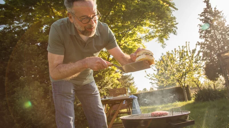 Grillkohle aus Tropenholz sollte nicht gekauft werden. - © Christin Klose/dpa-tmn