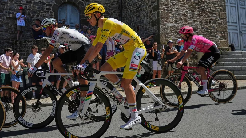 Nils Politt (l) ist der Edelhelfer von Rad-Superstar Tadej Pogacar. - &copy; Thibault Camus/AP/dpa