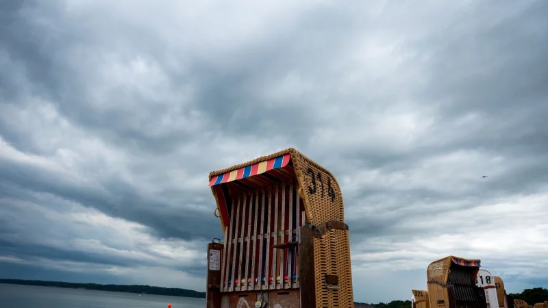 Strandurlaub geplant und dann ist es tr&uuml;b und k&uuml;hl? Urlaubstr&auml;ume sehen anders aus. - &copy; Daniel Bockwoldt/dpa/dpa-tmn
