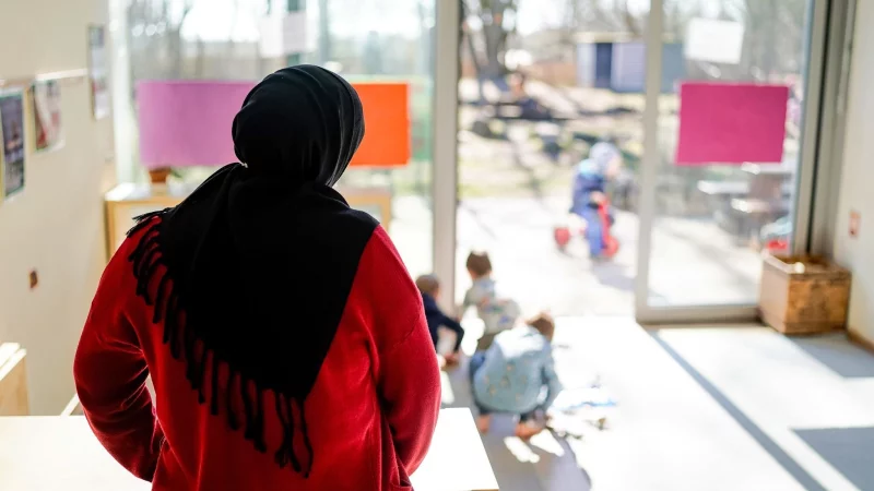 Die Religionsfreiheit genießt besonderen Schutz. Möchten Arbeitgeber religiöse Neutralität verfolgen, muss das konsequent, allgemein und unterschiedslos angewendet werden. - © Axel Heimken/dpa/dpa-tmn