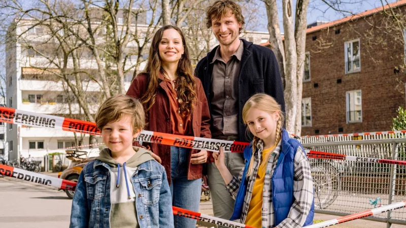 Singlemann mit Tochter trifft Alleinerziehende mit Sohn: Philipp (Ulrich Friedrich Brandhoff, r.) mit Tochter Miriam (Mia Grace Herold, r. unten) und Frederike (Mina Tander, li.) mit Sohn Fritz (William Vonnemann, li. unten). - &copy; Martin Rottenkolber/ARD/DEGETO/dpa
