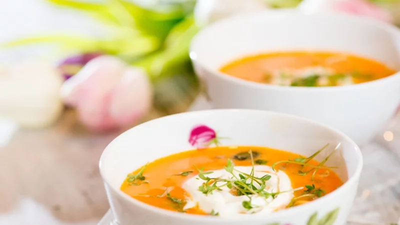 Schmand eignet sich zum Verfeinern von Speisen. - &copy; Franziska Gabbert/dpa-tmn