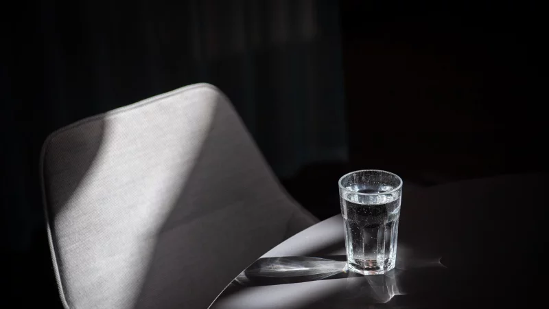 Mineralwasser am Arbeitsplatz? Darauf gibt keinen gesetzlichen Anspruch. - © Zacharie Scheurer/dpa-tmn