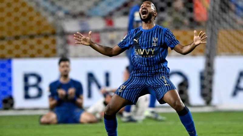 Khalid al-Ghannam von Al-Hilal jubelt über den Coup gegen Manchester. - © Phelan Ebenhack/AP/dpa