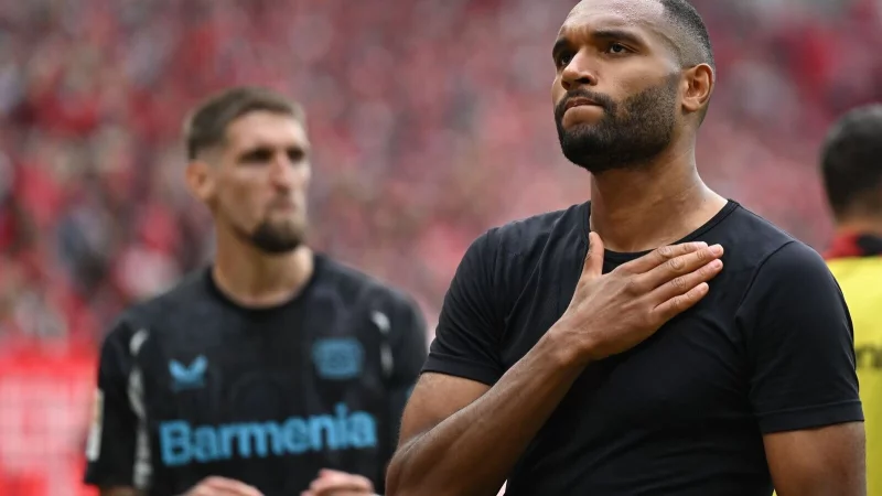 Ob Jonathan Tah (r.) schon bei der Club-WM für den FC Bayern spielen kann, hängt auch von Bayer Leverkusen ab. - © Arne Dedert/dpa