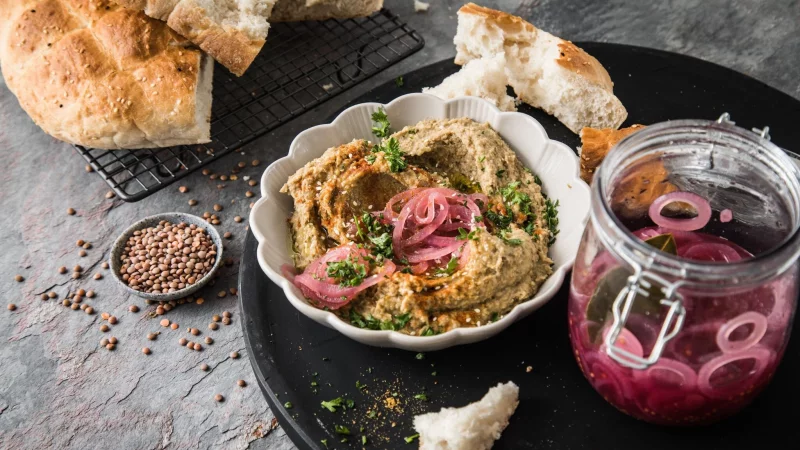 Ein Hummus - hier aus braunen Berglinsen - enthält nur pflanzliche Zutaten und ist daher für die vegane Ernährung besonders geeignet. - © Christin Klose/dpa-tmn