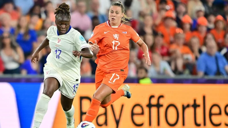 Am Ende kein enges Duell: Frankreichs Sandy Baltimore (l) gegen die Niederländerin Victoria Pelova. - © Sebastian Christoph Gollnow/dpa