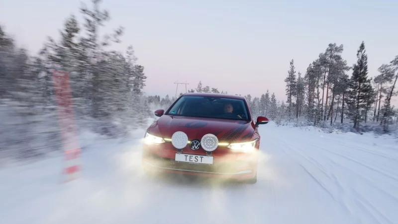 Auf verschneiten Stra&szlig;en sollte man sich auf seine Reifen verlassen k&ouml;nnen. Der ADAC hat das getestet. - &copy; ADAC/Marc Wittowski/dpa-tmn