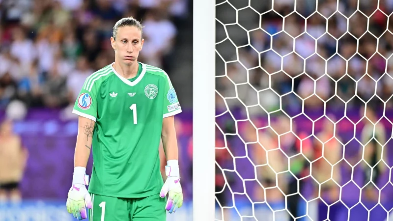 Mächtig beschäftigt: Torfrau Ann-Katrin Berger. - © Sebastian Christoph Gollnow/dpa