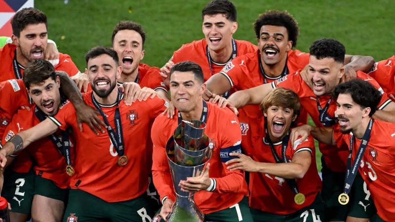 Cristiano Ronaldo (M.) genoss Portugals Triumph bei der Nations League sichtlich. - © Sven Hoppe/dpa