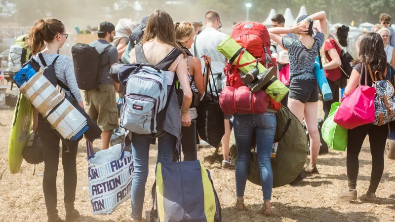 Festival mit Gepäck: Im Idealfall sollte man nicht mehr als 10 bis 15?Prozent des Körpergewichts auf dem Rücken tragen. - © Mohssen Assanimoghaddam/dpa