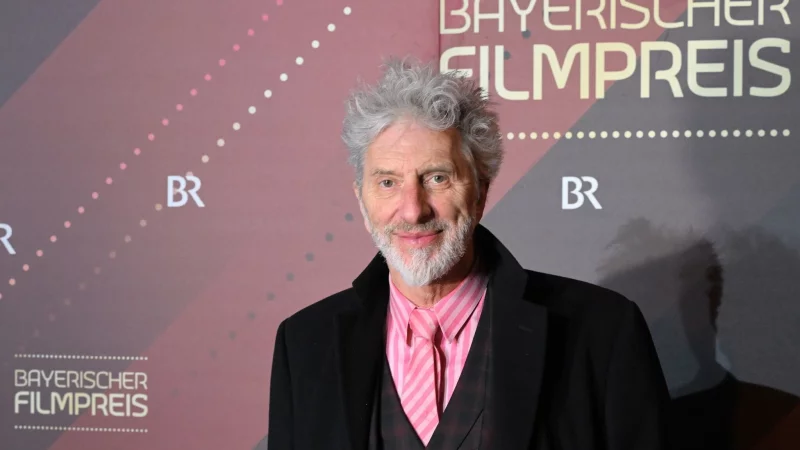 Schauspieler Rufus Beck wundert sich über manch eine Rollen-Besetzung. (Archivbild) - © Felix Hörhager/dpa