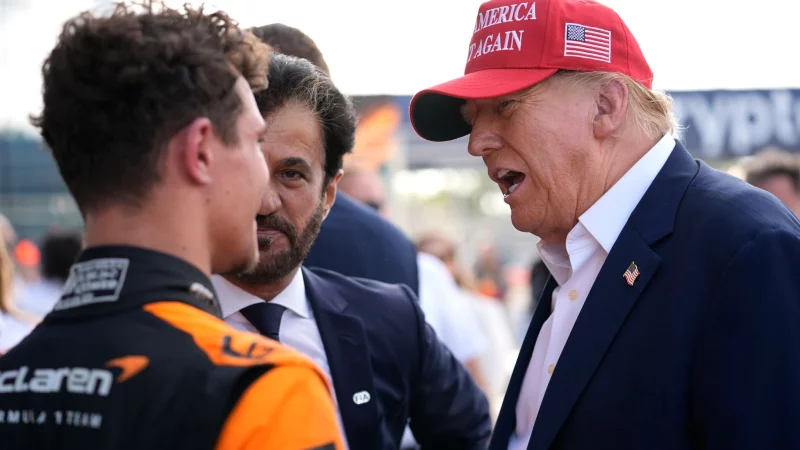 Donald Trump (r) inszenierte sich als Lando Norris\\\' (l) Glücksbringer. - © Rebecca Blackwell/AP/dpa