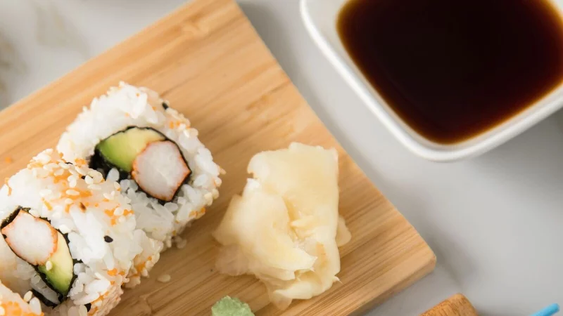 Gari ist in dünne Scheiben geschnittener, süßsauer eingelegter Ingwer. Mit nur wenigen anderen Zutaten kann man Ingwer auf japanische Art leicht selbst zubereiten. - © Christin Klose/dpa-tmn