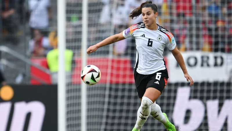 Lena Oberdorf muss weiter auf ihr Comeback warten. - © Sebastian Christoph Gollnow/dpa