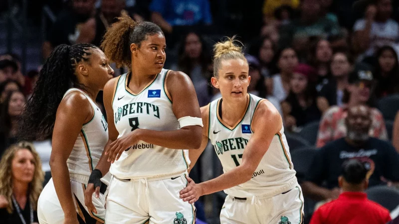 Nyara Sabally (Mitte) ist zur&uuml;ck auf dem Platz und kann wieder gemeinsam mit Leonie Fiebich (rechts) spielen. (Archiv-Foto) - &copy; Maximilian Haupt/dpa