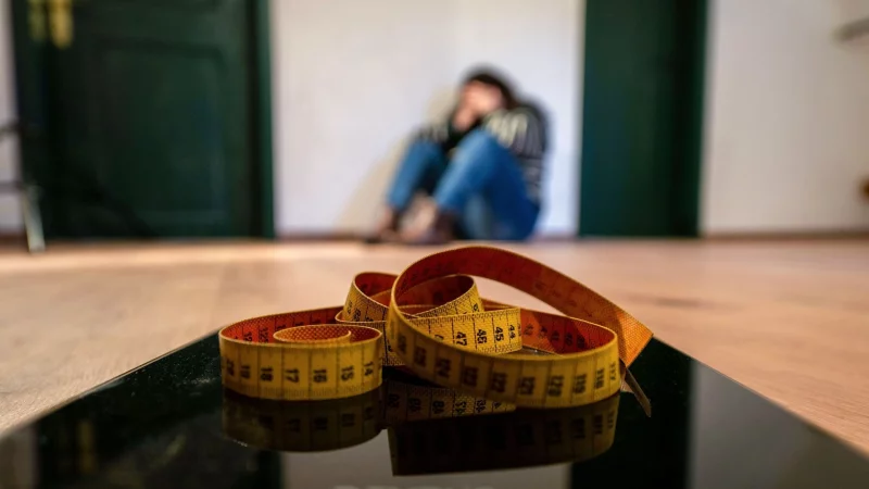 In der jüngeren Altersgruppe von 18 bis 29 Jahren hat sich der Anteil der adipösen Menschen zwischen 2003 und 2023 nach Angaben des RKI mehr als verdreifacht. - © Pia Bayer/dpa/dpa-tmn