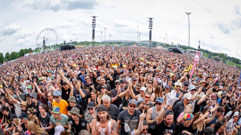 Vorne Musik, hinten Riesenrad: Bei Festivals erwarten die Fans mittlerweile mehr als Band-Auftritte. (Archivbild) - © Daniel Karmann/dpa
