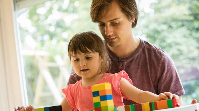 Weniger finanziell belastet: Wer als alleinerziehende Person alle rechtlichen und staatlichen Möglichkeiten ausschöpft, lebt unter Umständen entspannter. - © Christin Klose/dpa-tmn