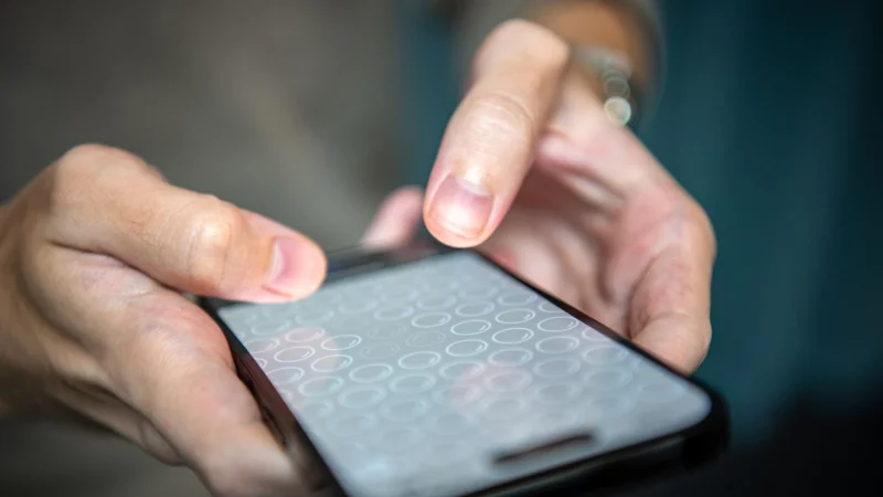 Effektive Knallerei: Auf dem Smartphone l&auml;sst sich &laquo;Bubblewrap.fun&raquo; besonders gut mit den beiden Daumen bearbeiten. - &copy; Zacharie Scheurer/dpa-tmn