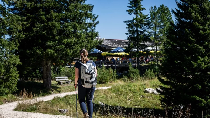 Die Schlafplätze auf Alpenvereinshütten sind heiß begehrt – besonders an Wochenenden. - © Benjamin Nolte/dpa-tmn