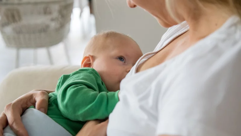 Beim Abstillen sollten Eltern sensibel vorgehen und neue Rituale einführen, die Nähe schaffen. - © Christin Klose/dpa-tmn