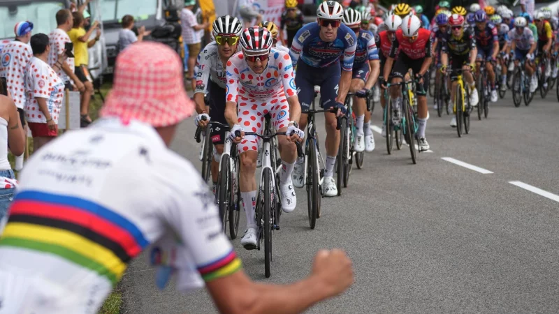 Am französischen Nationalfeiertag war die Tour de France im Zentralmassiv unterwegs. - © Thibault Camus/AP/dpa