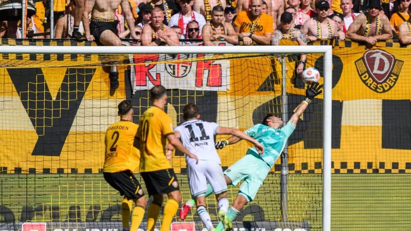 Torwart Tim Schreiber (Dynamo Dresden, r) kann das Tor zum 2:2 nicht verhindern. - &copy; Robert Michael/dpa