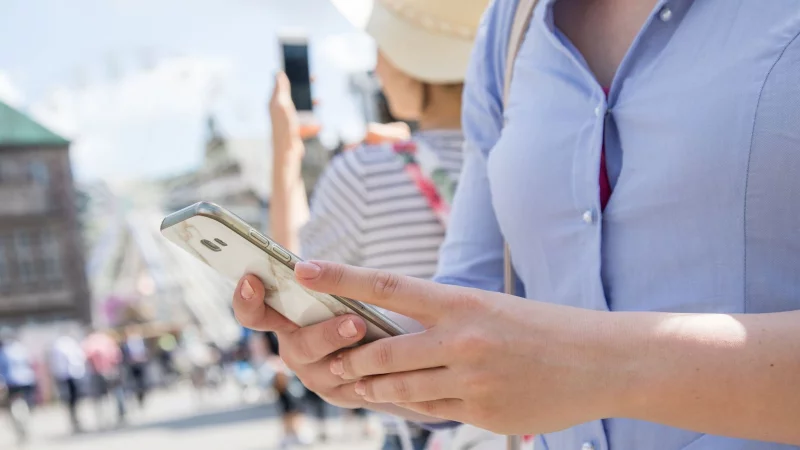 Unterwegs als Tourist oder abseits bekannter Pfade: Dann ist die Kartenanwendung auf dem Smartphone ein unverzichtbares Tool. - © Christin Klose/dpa-tmn